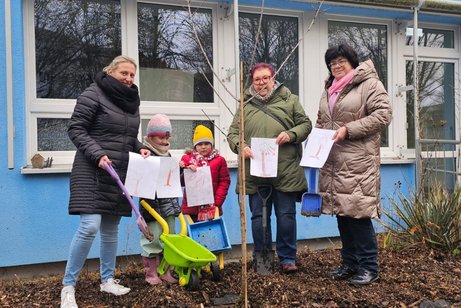 Kinder pflanzen einen Baum