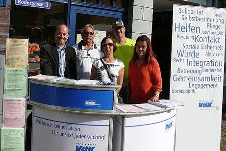 Mitglieder des VdK-Ortsverbandsvorstandes am Informationsstand, links VdK-Ortsverbandsvorsitzender Alfred Strauß