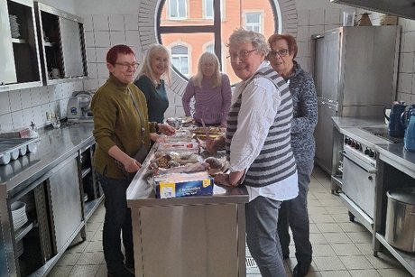 Die Vorstandsdamen bei der Vorbereitung. Eine zum Saal gehörende Küche mit 5 Damen, die dort die Vorbereitungen für die Feier gemacht haben, wie z.B. Stollen schneiden und Kaffee kochen