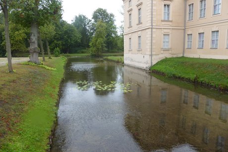 Wassergraben von Schloss Rheinsberg, rechts davon das Schloss