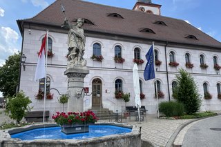 Zentrum von Sommerach mit Brunnen und Rathaus