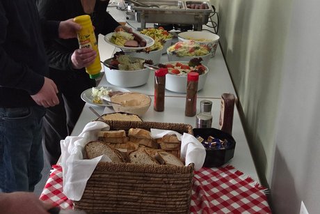 Das Buffet findet gro&szlig;en Anklang