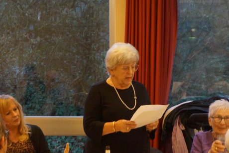 Weihnachtsfeier 2025 Helga Gertz trägt ihre Geschichten vor.