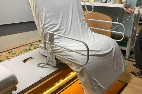Ausstellungsraum Schlafzimmer Pflegebett mit Aufsteh-Hilfe aufrecht