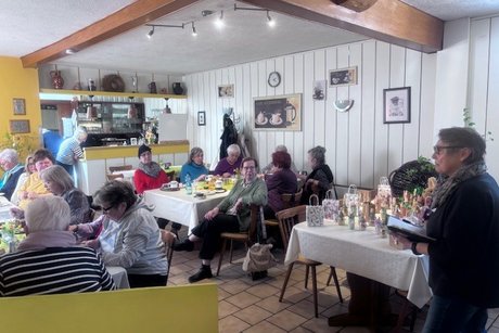 Die Vertreterin der Frauen, Doris Hartl trägt ein Gedicht zum Thema Ostern vor