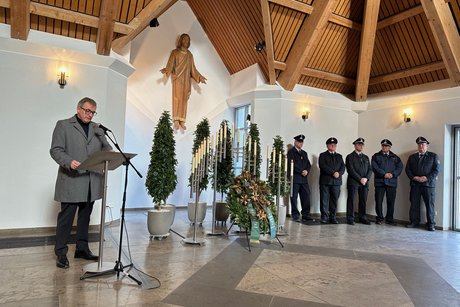 Rede Bürgermeister Steffen Ball Bürgermeister Ball hält seine Rede zum Volkstrauertag. Im Hintergrund ist der Kranz und die Feuerwehr zu sehen.