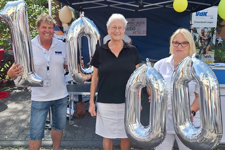 Das Bild zeigt den Vorsitzender Holger Albustin, Edeltraut Weßler und zweite Vorsitzende Gudrun Finkbeiner-Schmidt (rechts)