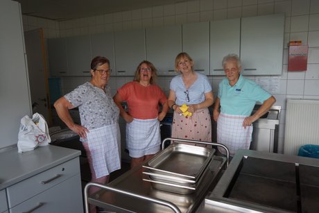 Unsere Küchenhelfer Leni Ranzenbacher, Elke Röth, Christina Weber und Annemie Stingl, v. l. n. r.