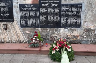 Kranz und Gesteck an der Ehrentafel auf dem Friedhof in Mainflingen