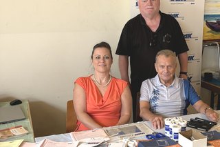 Auf dem Foto sehen Sie von links: Verena Campbell, Helmut Müller (stehend) und seinen Stellvertreter Willi Beck.