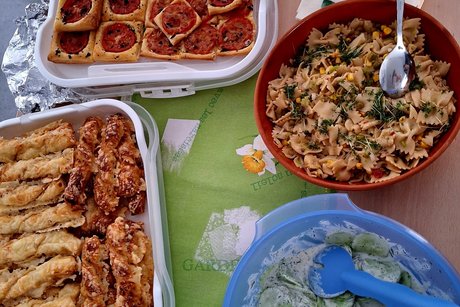 Wieder ein Ausschnitt des Buffets mit anderen Leckereien, wie Zwiebel-K&auml;sestangen oder Tomaten-Bl&auml;tterteig Quadraten