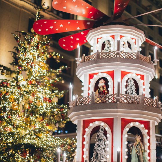 Weihnachtsmarkt mit geschm&uuml;cktem Baum und Weihnachtspyramide