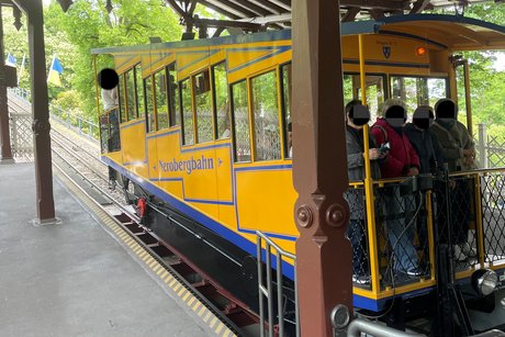 Die Nerobergbahn ist eine im Jahre 1888 errichtete Wasserlast- und Zahnstangen-Standseilbahn im Norden Wiesbadens. Sie führt vom Nerotal auf den Neroberg.