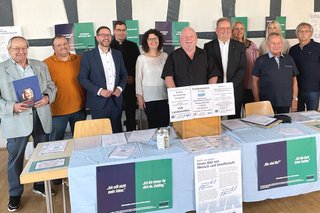 Auf dem Foto sehen Sie von links Werner Schießer (25 Jahre VdK Mitglied), komm. stellv. Kreisvorsitzender Achim Garde, Landrat Thorsten Stolz, Pfarrer Christoph Rödig, Pfarrerin Kerstin Reinold, Vorsitzender Helmut Müller, Bürgermeister Matthias Pfeifer, Pia Altmann und Julia Accardo vom CMS Pflegewohnstift Hasselroth, stellv. Vorsitzender Willi Beck und der Vorsitzende des Vereinsringes Reinhard Höflich.