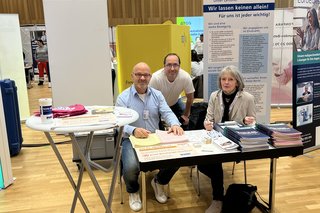 Unser VdK-Sozialberater Cornelia Kilb und Jimmy Cela und VdK Kreisverbandsvorsitzender André Weck beim Infostand rund um Gesundheit am 14.09.2024