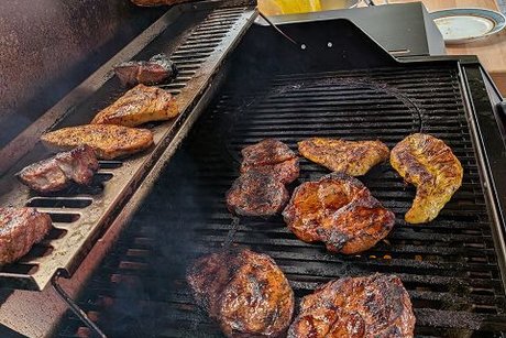 steaks und wuerste auf einem grill