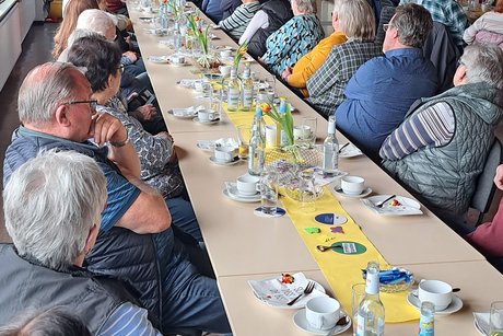 Kaffeetafel mit Besucher und Besucherinnen