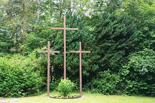 Drei Kreuze am Ehrenmal in Beilstein.