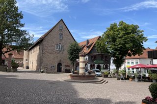 Märchenbrunnen mit Rathausplatz in Steinau an der Straße