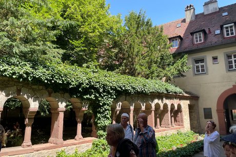 Lusamgärtchen mit Kreuzgang und Grabstätte