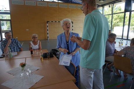 Unser Mitglied Helga Brandes wird von Harald Machoi für 40 Jahre im VdK geehrt. Urkunde, Nadel und Gutschein werden überreicht.