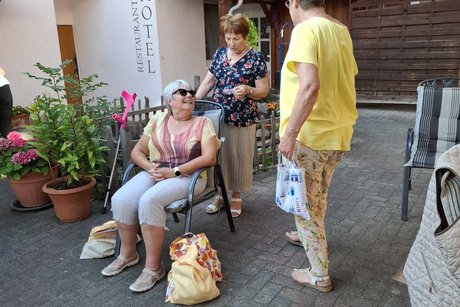 Die Preise des Ratespiels werden verteilt.