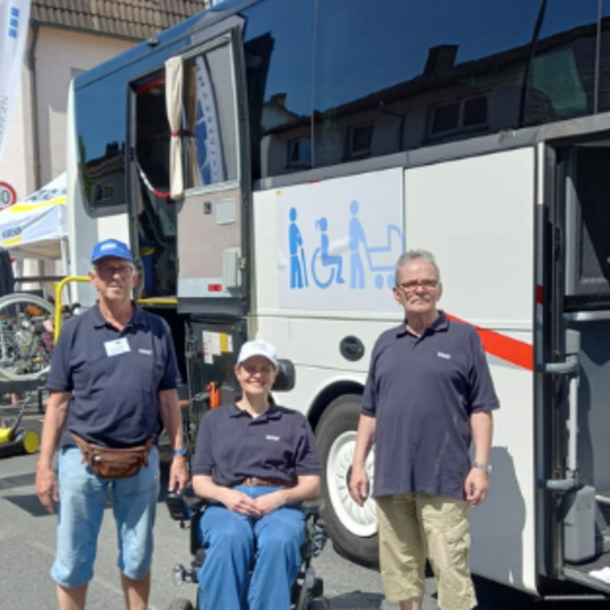 Steinbacher Stadtfest 2025 am VdK Stand auf der Bahnstraße. Mit auf dem Bild ist Klaus Schultheis, Rolf Leipold und Stefanie Kozica. Im Hintergrund der VdK Bus Barrierefrei von Firma Sack