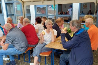 Die Besucher hatten es sich innen und außen gemütlich gemacht