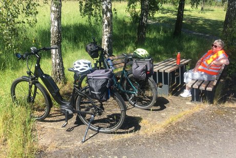 Zwei Fahrräder und ein Mensch