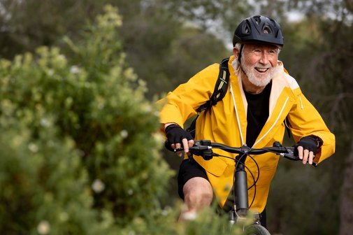Älterer Mann mit Fahrrad