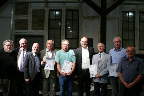 Paul Weimann (zweiter von links), Bürgermeister Christian Herfurth (vierter von rechts) sowie Ortsverbandsvorsitzender Alfred Strauß (dritter von links) mit den Geehrten sowie weiteren Vorstandsmitgliedern.