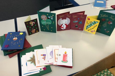 Das Ergebnis der letzten Pinselpost-Aktion sind farbenfrohe Postkarten mit weihnachtlichen Motiven