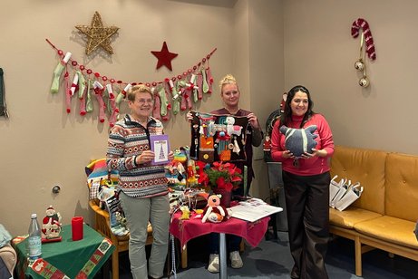 &Uuml;bergabe der Nesteldecken an Mitarbeiterinnen des AWO Hauses Am Mainblick