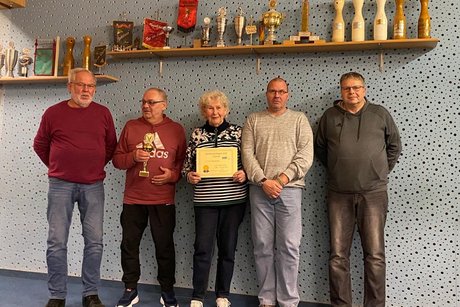 Die stolzen Kegler und die Keglerin Die stolze Kegelmannschaft des VdK Waldgirmes