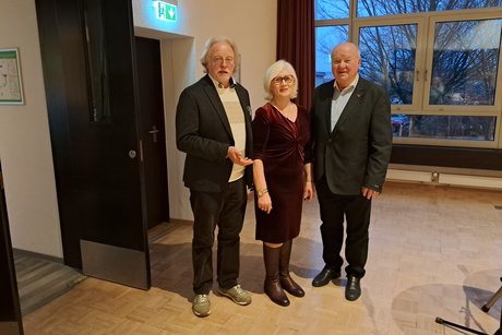 Ehrung zur 25j&auml;hrigen Mitgliedschaft: Von links nach rechts: Wolfgang Hafemann (Stellvertr. Vorsitzender VdK), Jubilarin Lydia Popp, Christian H&ouml;hle (Kassenwart VdK)