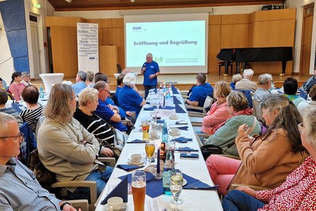 Bernd Jann eröffnet die Versammlung Bernd Jann eröffnet die Versammlung