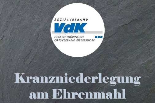 Das Bild zeigt als Hintergrund eine Schiefertafel, im Vordergrund das VdK Wappen des Ortsvereins Riebelsdorf, mit dem Zusatztext "Hinweis auf die Veranstaltung!