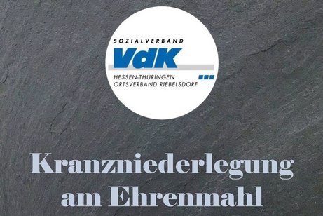 Das Bild zeigt als Hintergrund eine Schiefertafel, im Vordergrund das VdK Wappen des Ortsvereins Riebelsdorf, mit dem Zusatztext "Hinweis auf die Veranstaltung!