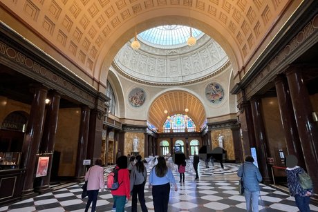 Das Kurhaus der hessischen Landeshauptstadt Wiesbaden gehört zu den prunkvollsten Festbauten Deutschlands. Es ist der gesellschaftliche Mittelpunkt der Kurstadt Wiesbaden und bietet zahlreichen Veranstaltungen einen repräsentativen Rahmen.