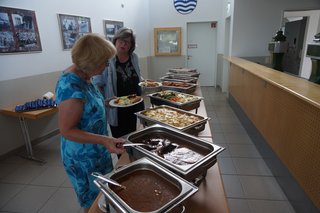 Gäste beim gemeinsamen Mittagessen am Buffet.