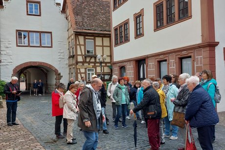 Das Bild zeigt die Reisegruppe in der Altstadt