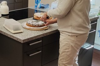 ...derweil in der Küche die Kuchen vorbereitet wurden