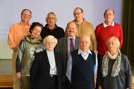 Der verstärkte Vorstand des VdK-Ortsverbandes Idstein. Vorne (von links nach rechts): Hannelore Ernst, Horst Rühle und Gertraud Gangelmayer, dahinter Andrea Sauerbier und VdK-Ortsverbandvorsitzender Alfred Strauß hintere Reihe von links nach rechts: Step
