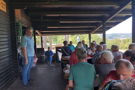 Der Vorsitzende begrüßt die Gäste
