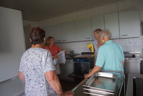 Auch zum Spülen und Abtrocknen müssen sich die "guten Geister" absprechen, damit alles Hand in Hand geht.