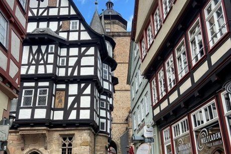 Rathaus mit Kirche im Hintergrund