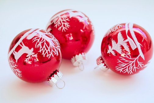 Rote Weihnachtsbaumkugeln mit wei&szlig;en Wintermotiven