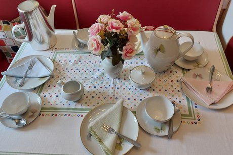 Gedeckte Kaffeetafel im Museum