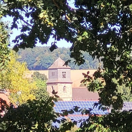 Das Bild zeigt unseren Kirchturm von Riebelsdorf, die Aufnahme wurde vom Radweg aufgenommen!