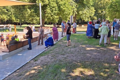 Die Anwesenden erwarten die Eröffnung des Parks.
